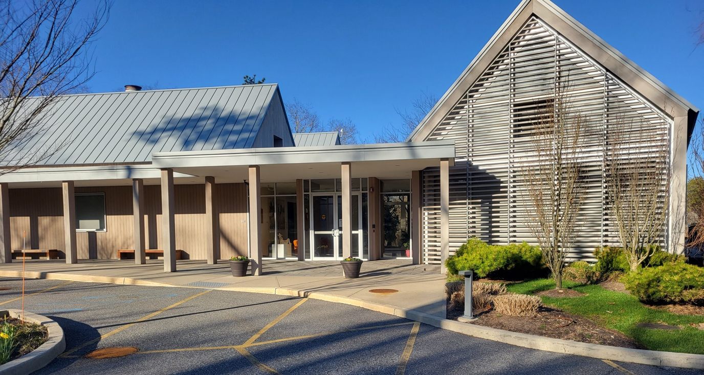 Building entrance of Kanas Center for Hospice Care