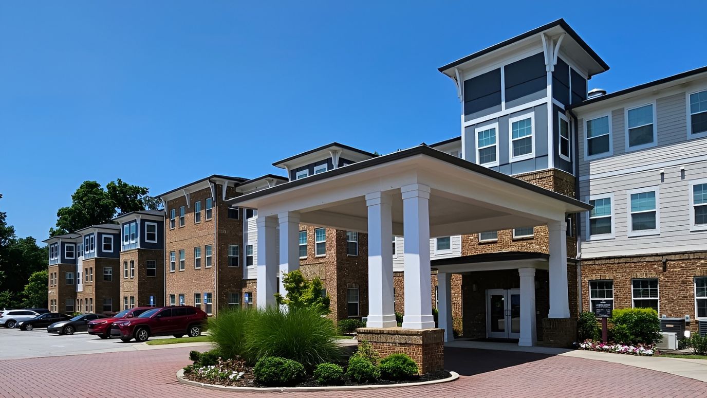 Entrance of Manor at Broad Street with a canopy