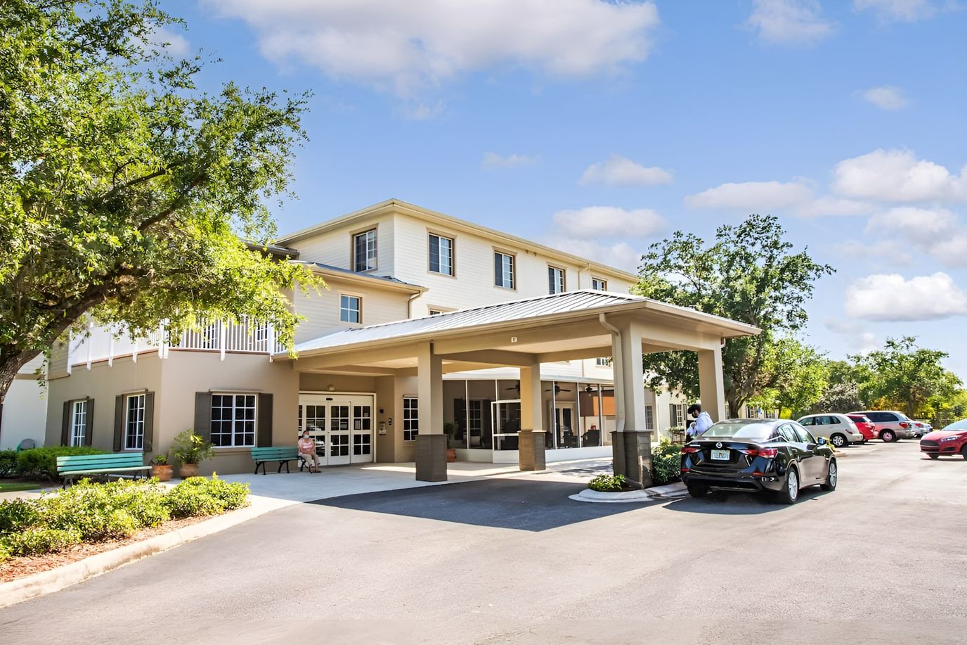 Exterior view of Villa Vincente Apartments with parking area