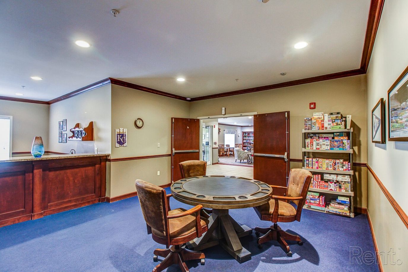 Common area with a table and chairs in the facility
