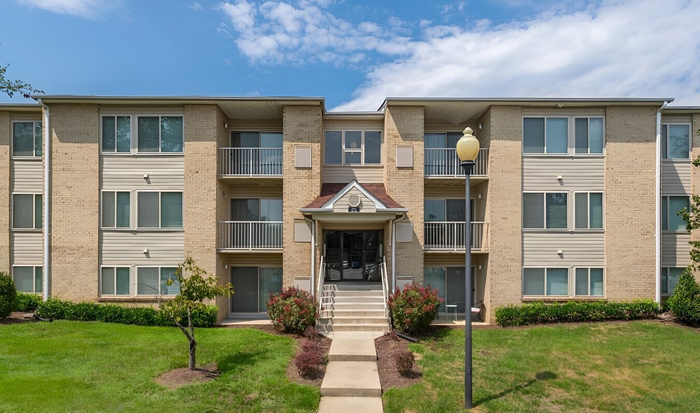 Exterior view of Center Pointe apartment building