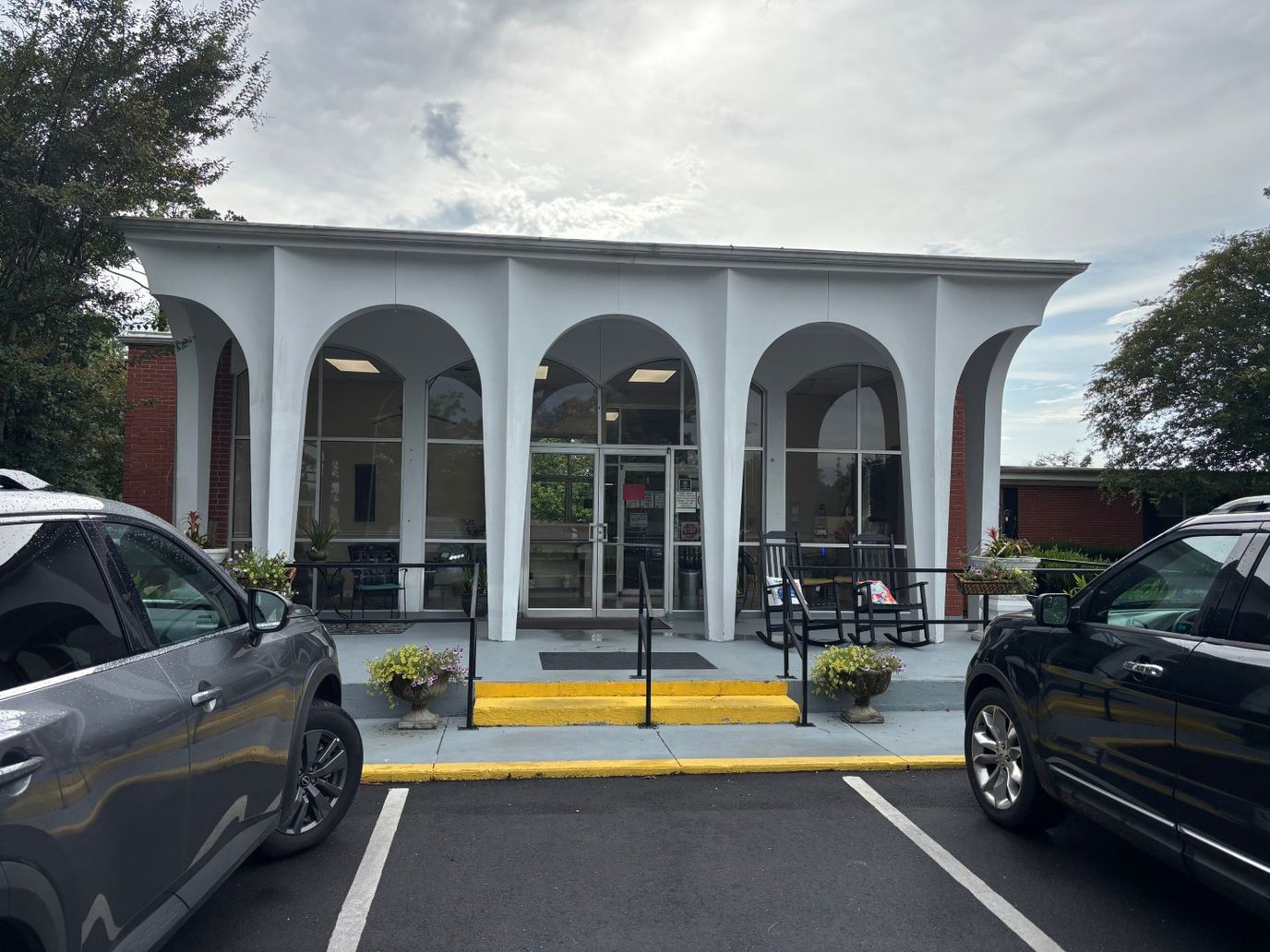 Exterior view of Glen Oaks Nursing Center entrance