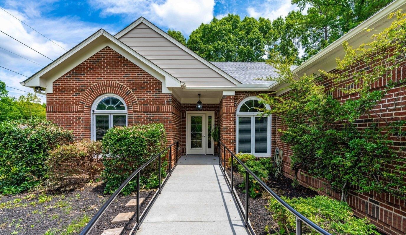 Front entrance of Avendelle at MacArthur with landscaped surroundings