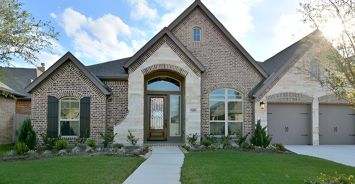 Exterior view of Larry's Lake House Assisted Living facility