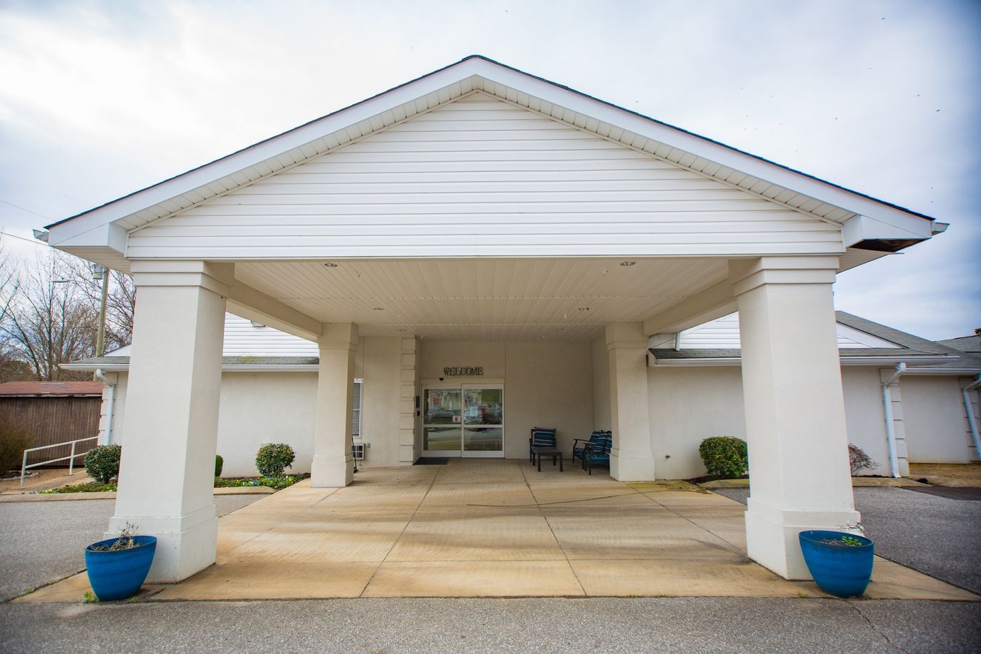 Front entrance of Laurelwood Health Care Center