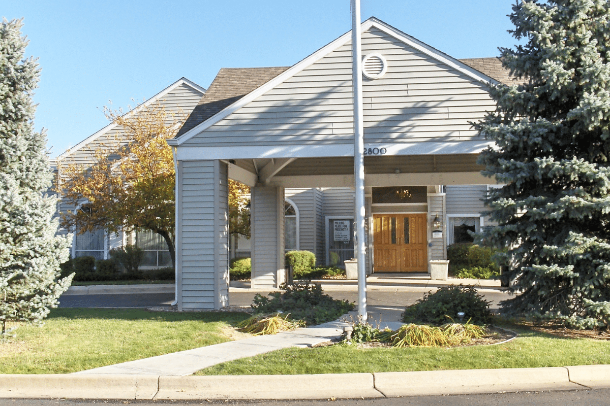 Exterior view of the Winding Trails Post Acute facility entrance