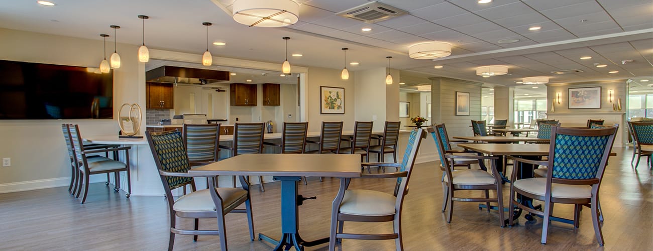 Bright dining room with modern furnishings and a welcoming atmosphere