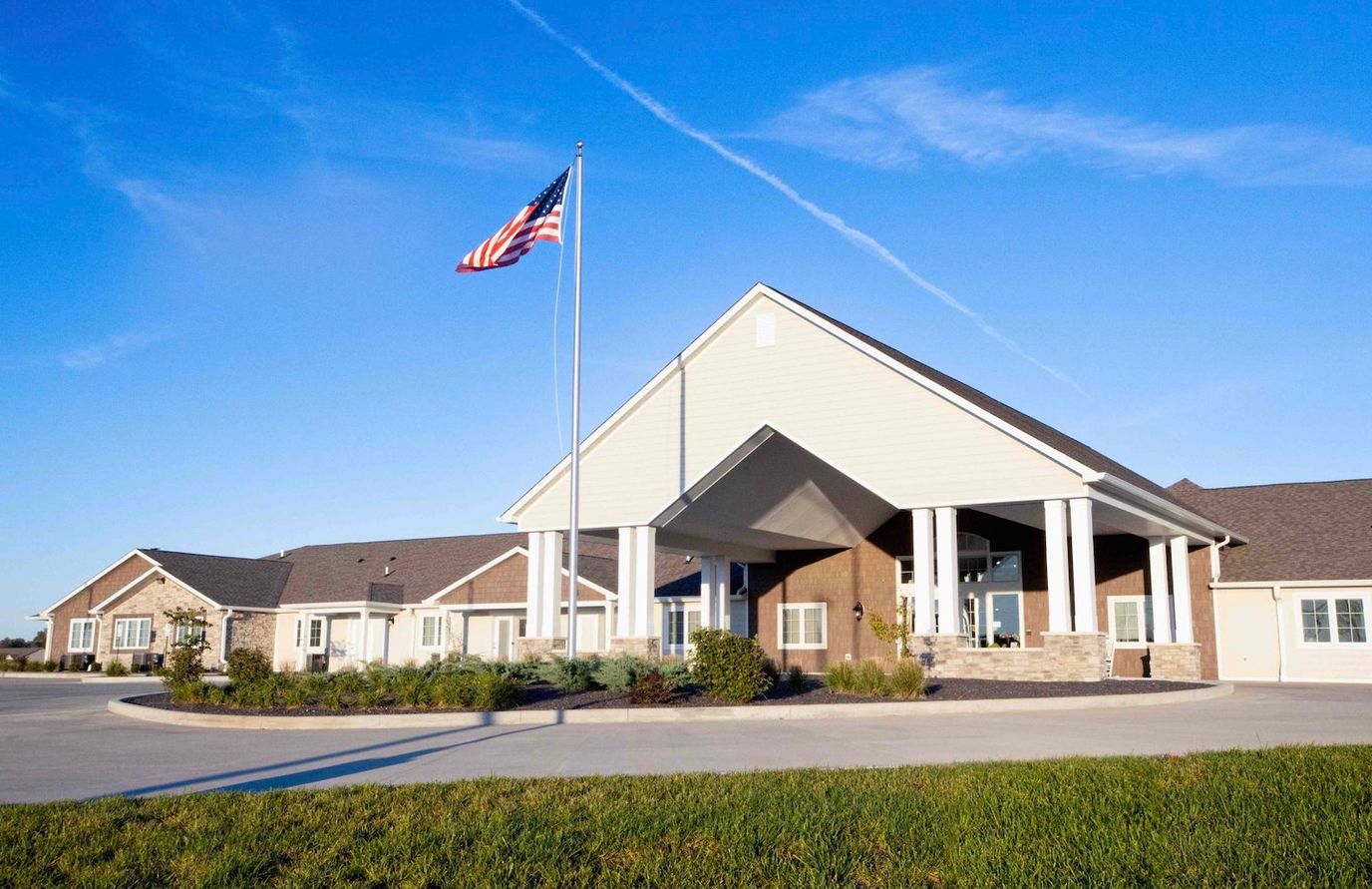 Exterior view of Cedarhurst of Bethalto with flag
