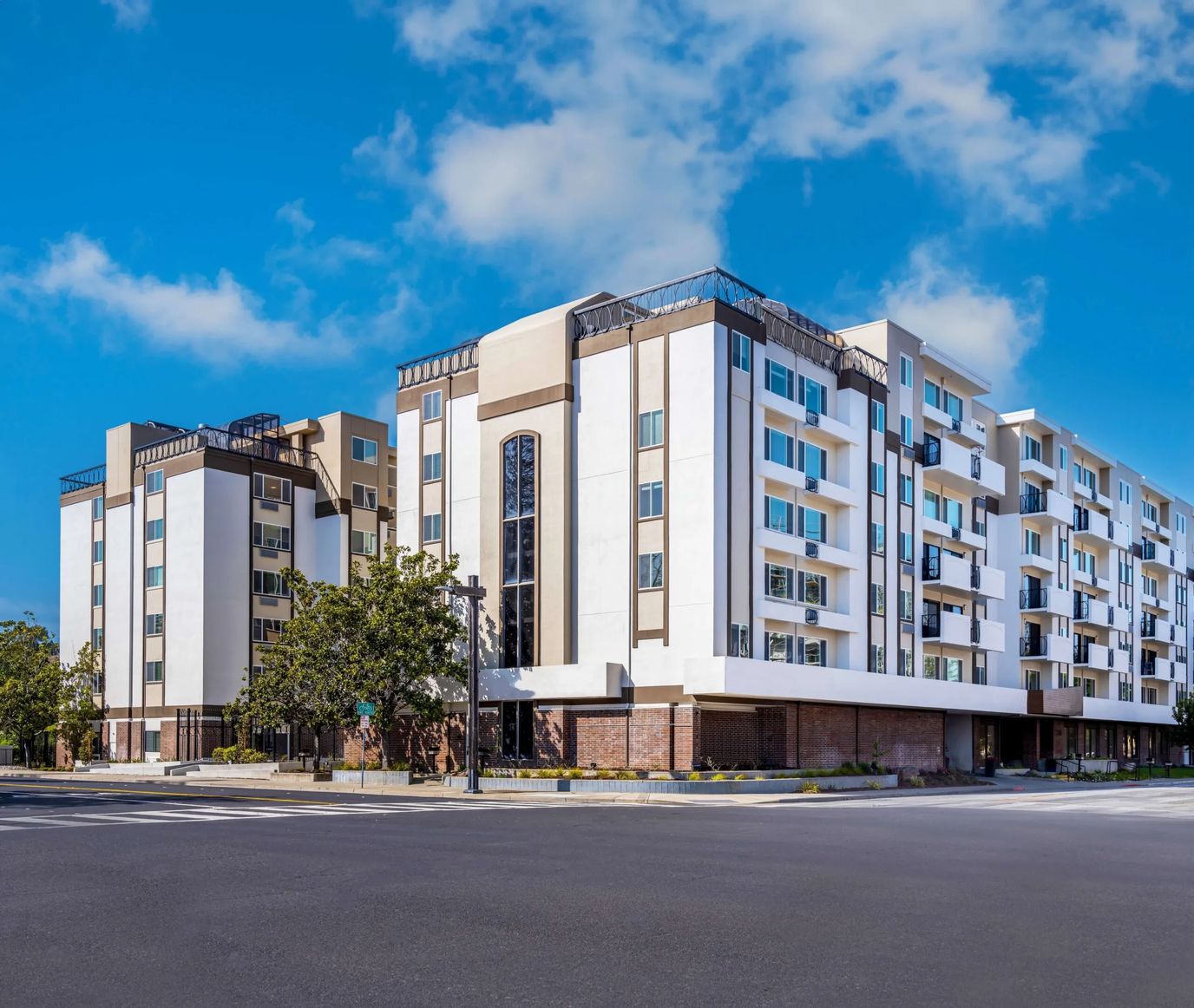 Exterior view of The Ivy at Blue Oaks building