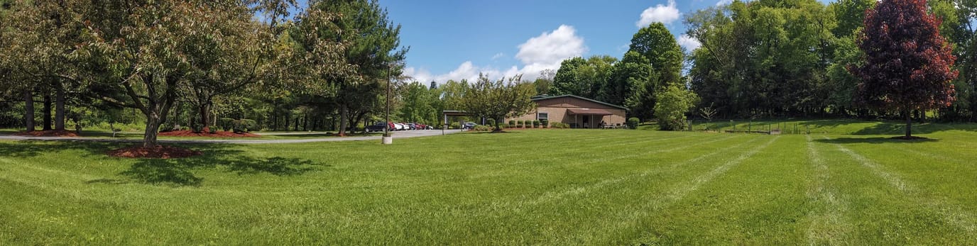 Exterior view of New Windsor Country Inn surrounded by greenery