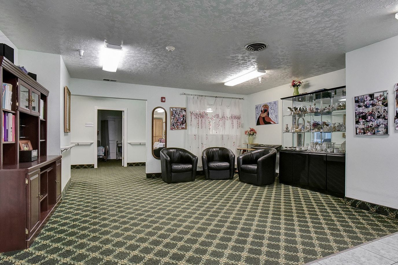 Cozy common area with seating and decor in a senior living facility