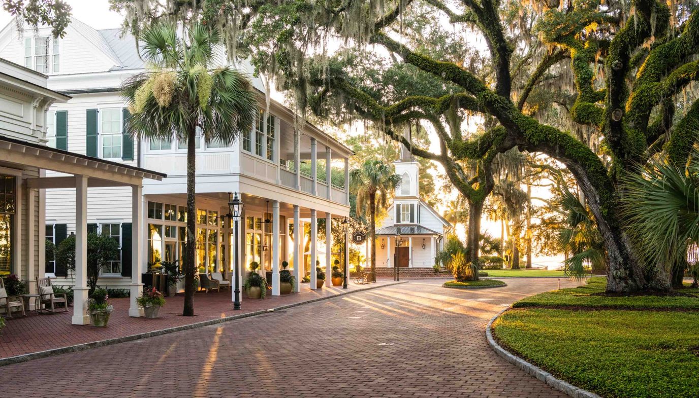 Charming outdoor view of Palmettos of Bluffton at sunset
