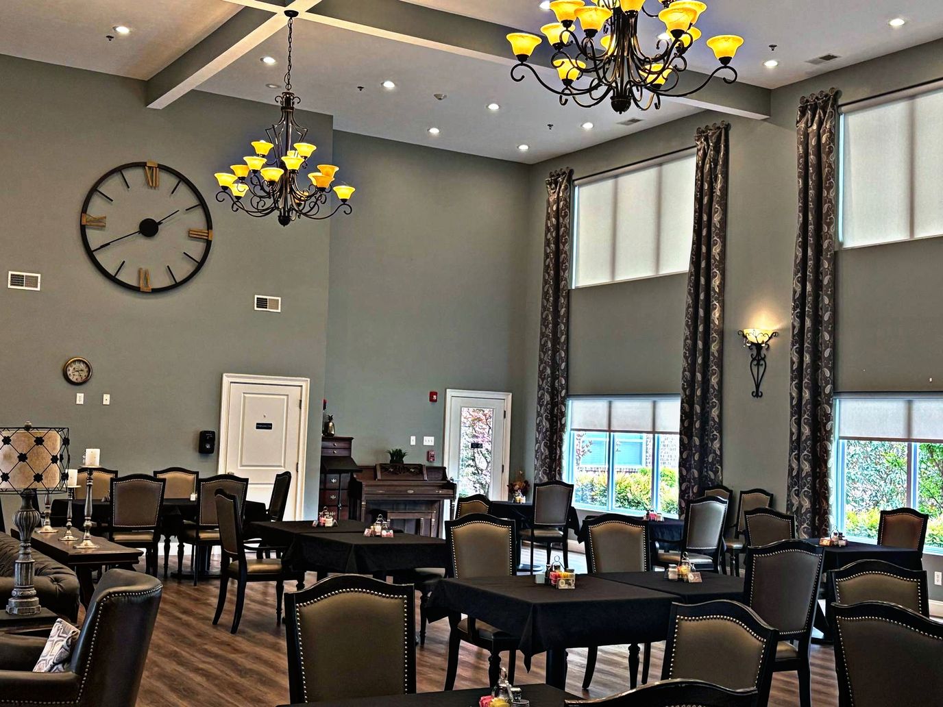 Bright dining area with elegant décor