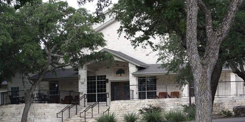 Exterior view of the Country Oaks at Hamilton Creek facility