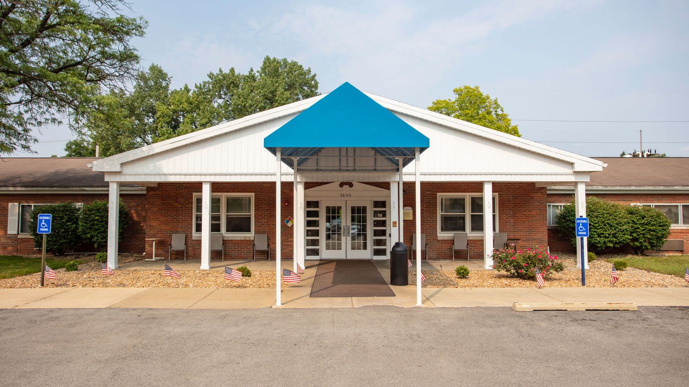 Front entrance of Accolade Healthcare of Peoria with blue awning