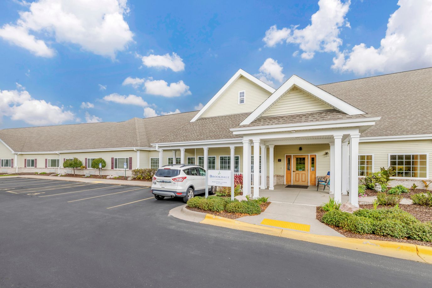 Exterior view of Brookdale Lacrosse Al with parking