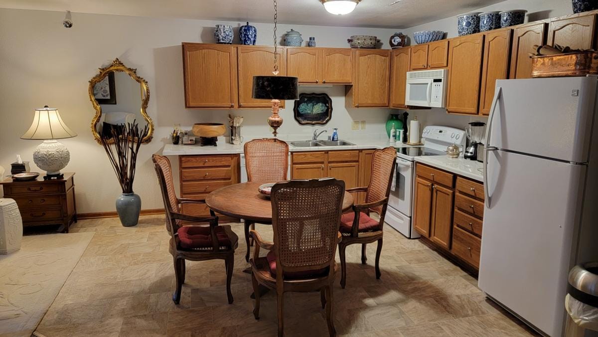 Cecelia Place, assisted living in Pewaukee, WI — Cozy kitchen area with dining table and chairs