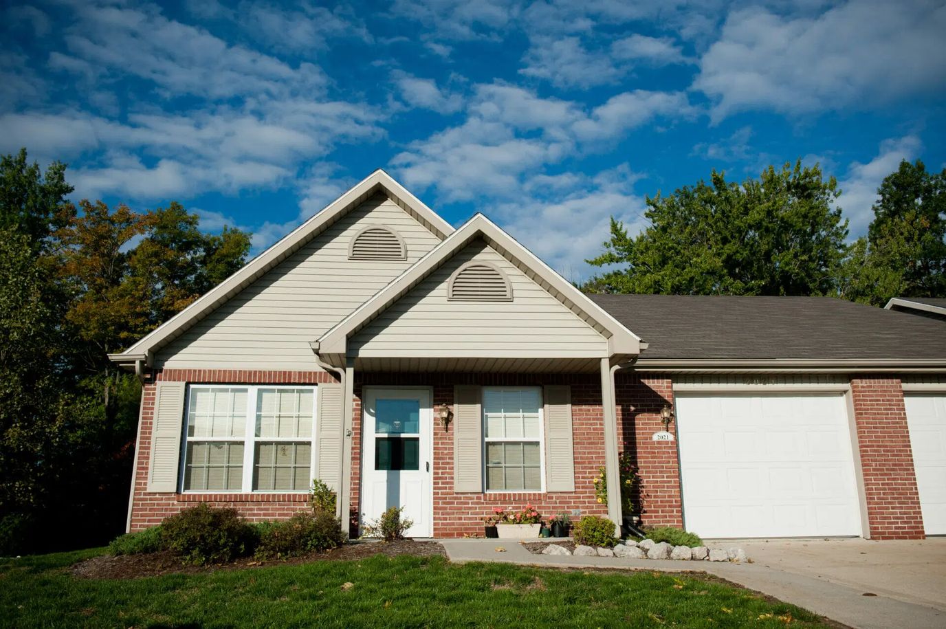 Front view of a single-story assisted living unit at Heritage Park