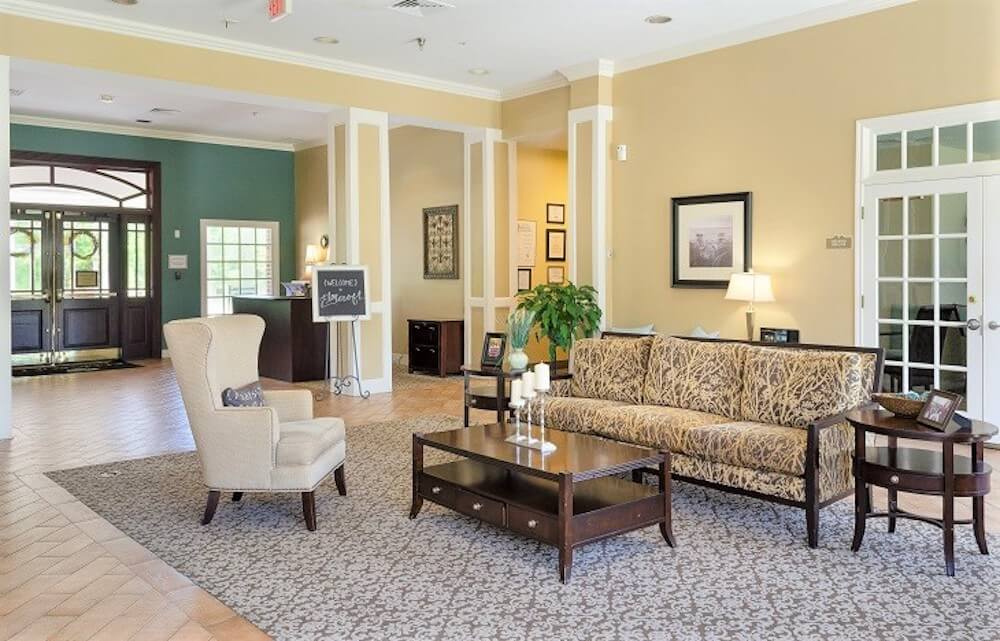 Bright and inviting lobby with seating area at Proveer at Heritage Woods
