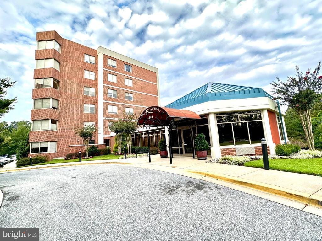 Front entrance of The Reserve at Heritage Harbour building.