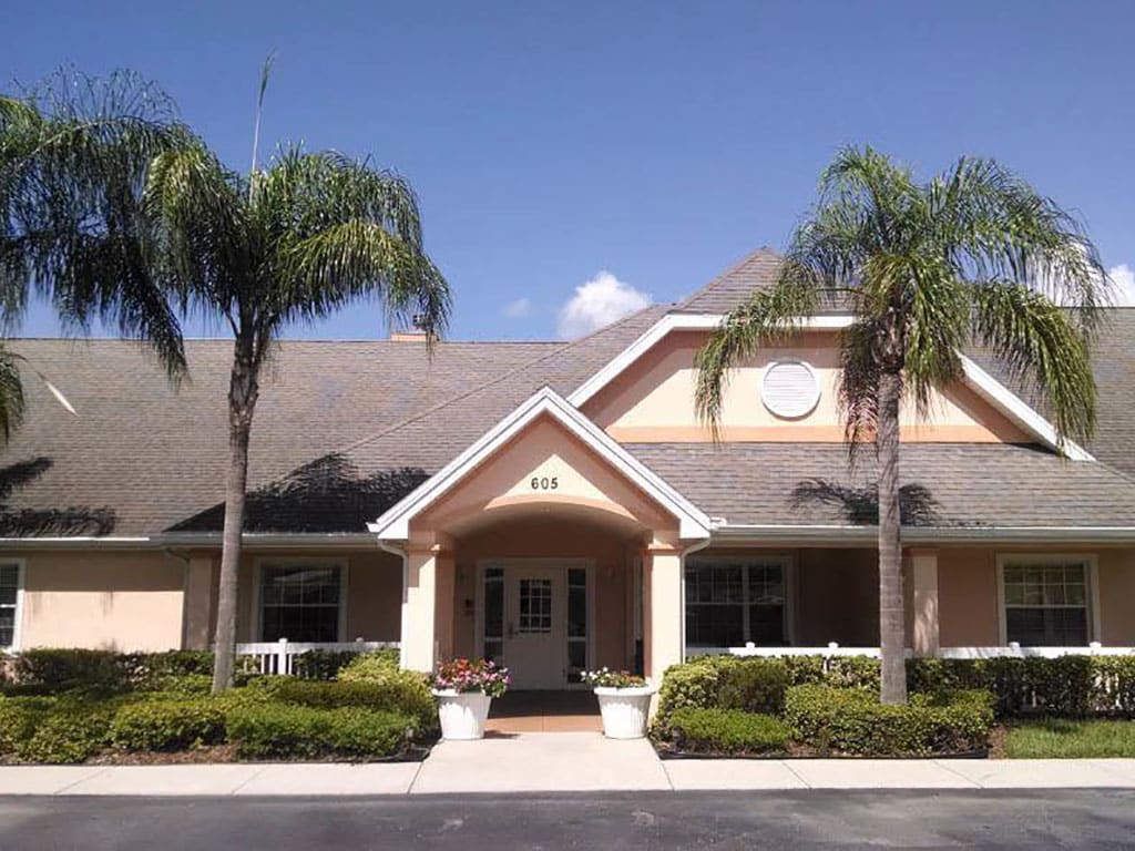 Front entrance of Savannah Cottage of Lakeland with palm trees