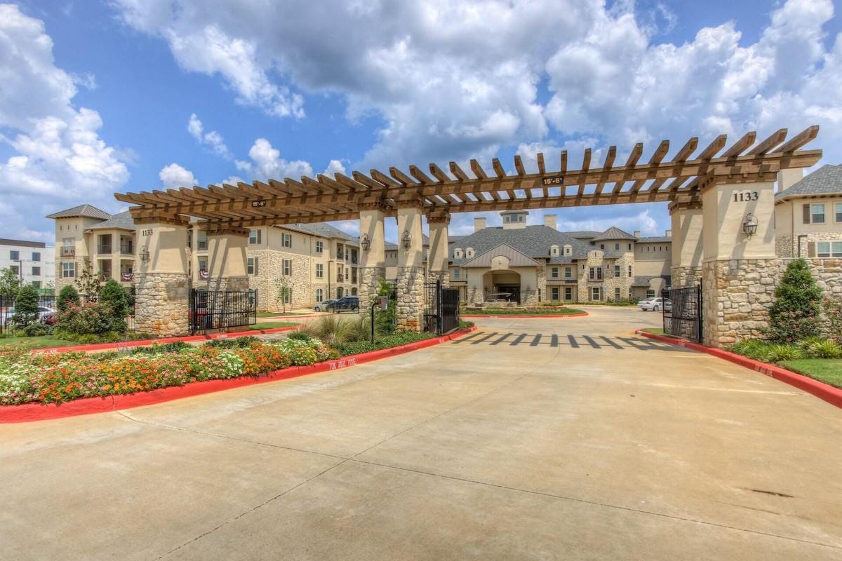 Exterior view of Arabella of Longview with landscaping