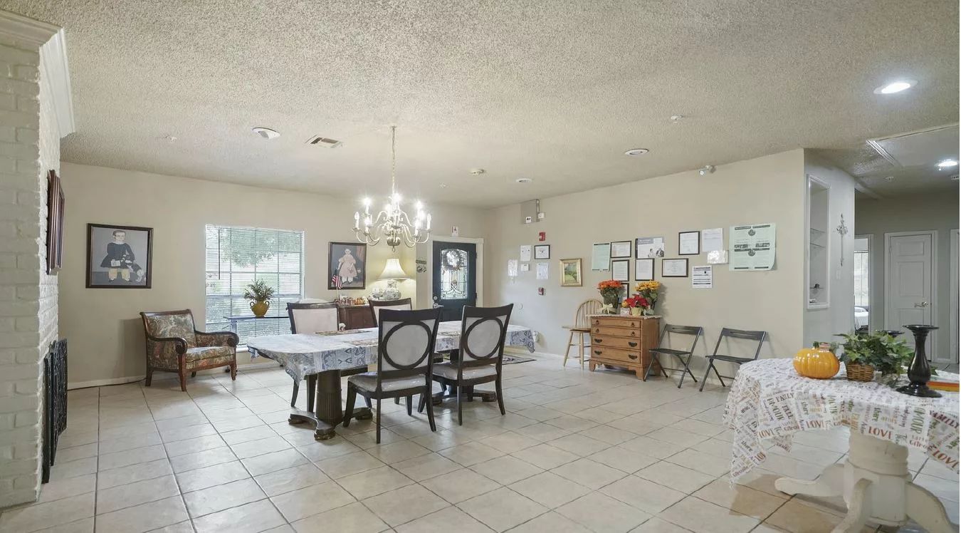 Spacious common area with dining table and comfortable seating