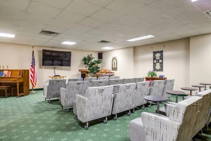 Seating arrangement in a common area with a TV and piano