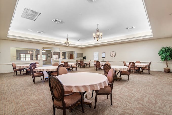 Spacious dining area with tables and chairs in Heritage Manor Stratmore