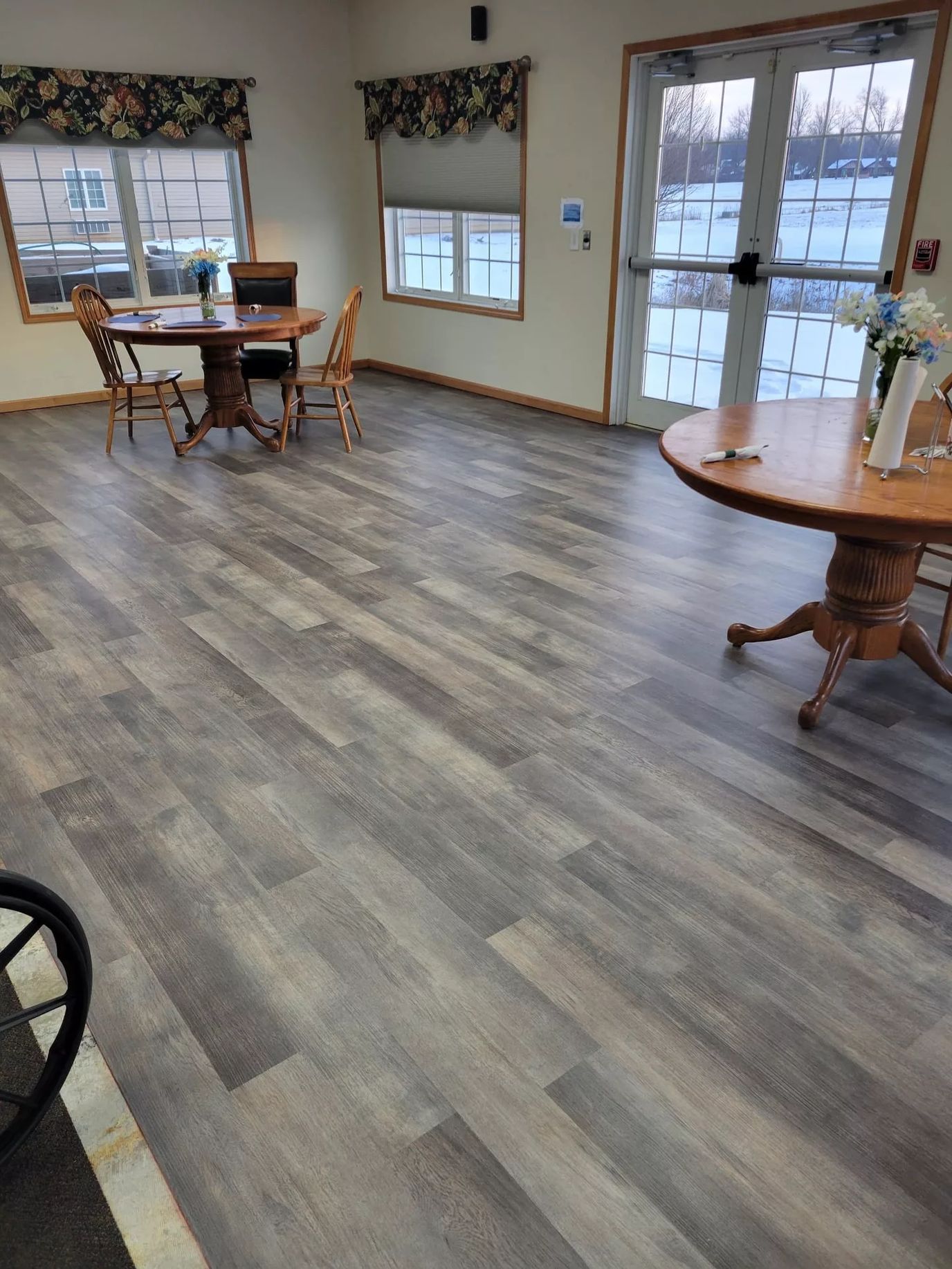 Spacious common area with tables and chairs