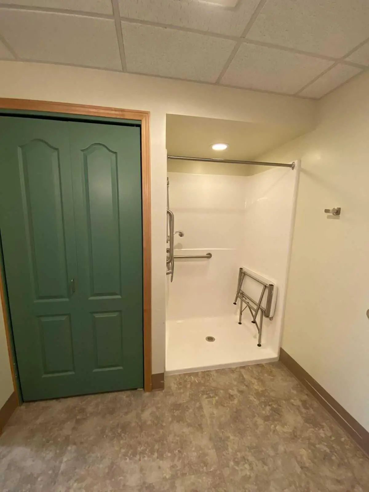 Accessible bathroom with grab bars and a shower at Putnam Heritage.