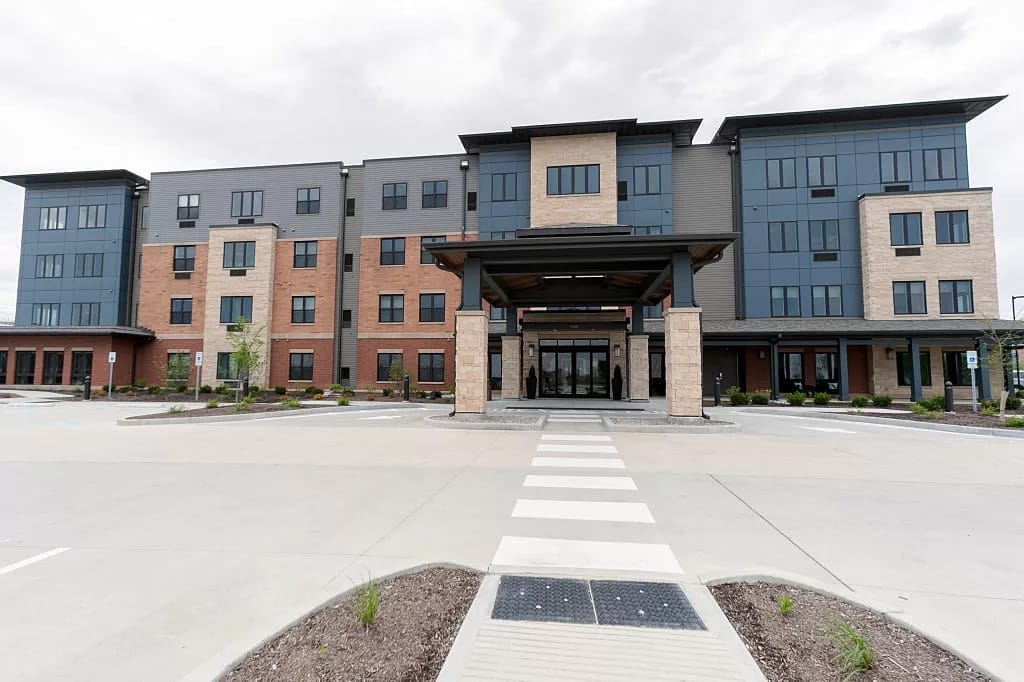 Main entrance of Heritage Woods Noblesville facility