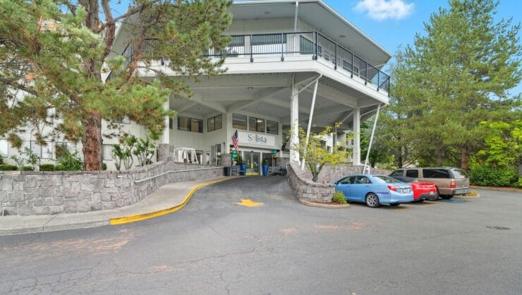Exterior view of Solista Roseburg facility entrance.
