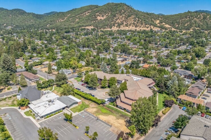 Aerial view of Solista Grants Pass and surrounding area.
