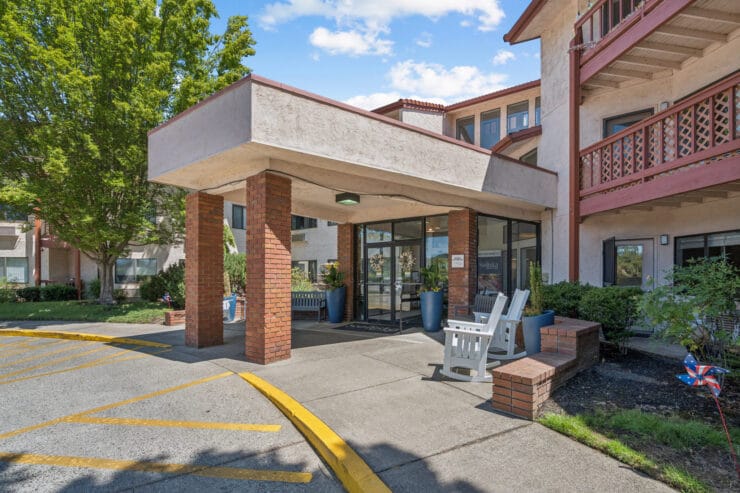 Entrance of Solista Grants Pass facility with landscaping