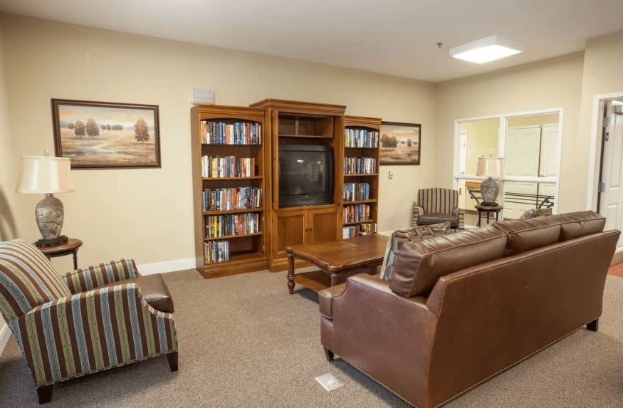Comfortable living room with seating and a bookshelf