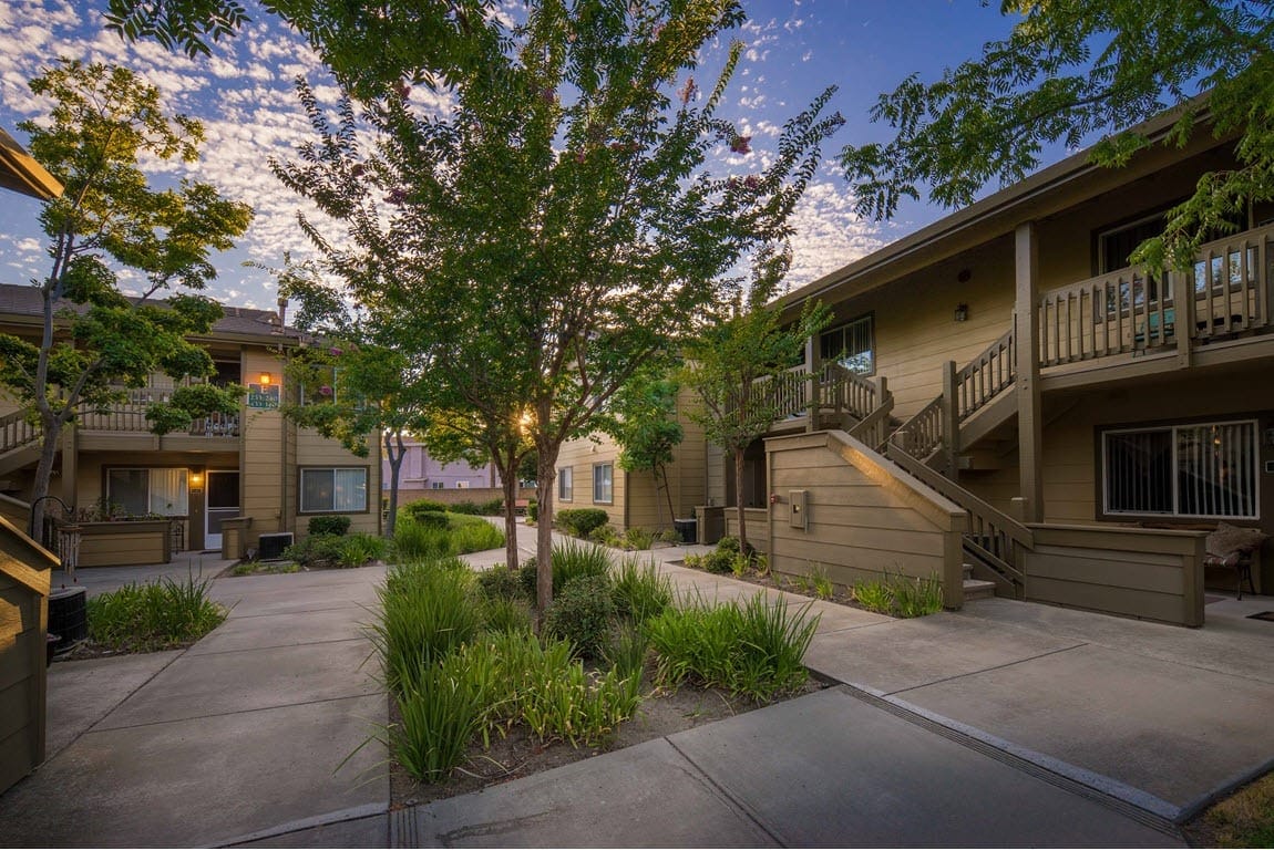 Beautiful courtyard with landscaping and apartment buildings at Vintage Glen