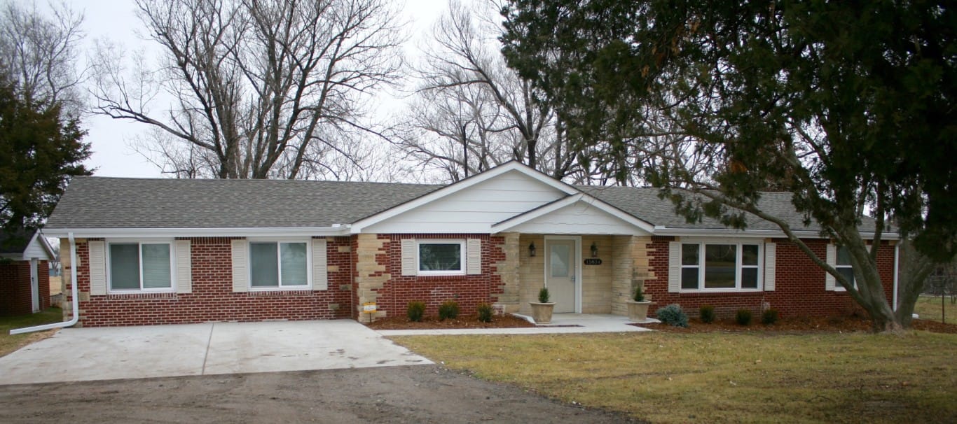 Front view of Keepsake Kottage building with greenery