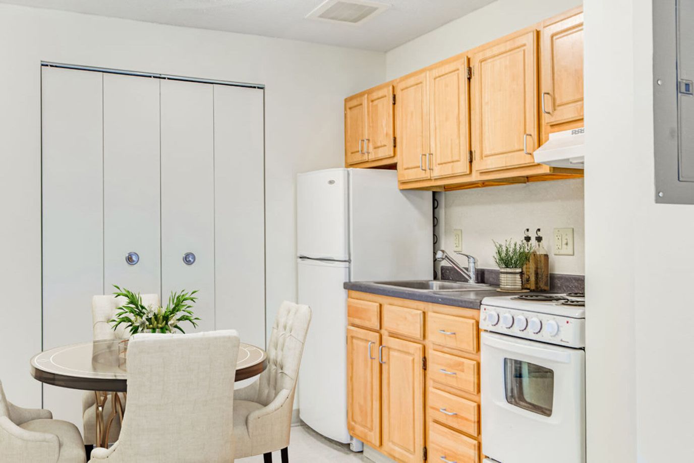 Well-equipped kitchen with dining area in a residence