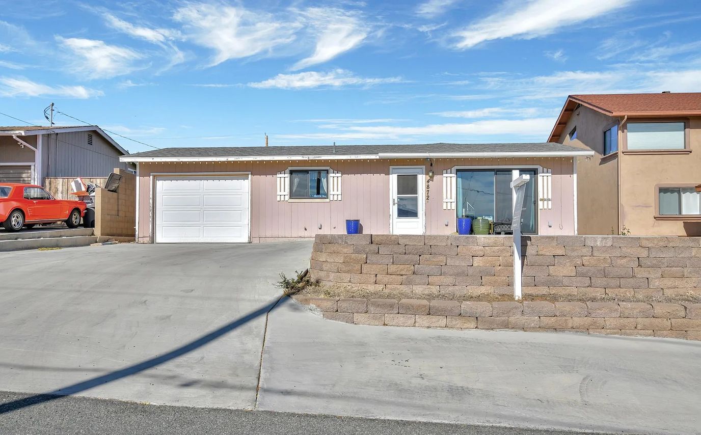 Front view of the American Heritage Senior living facility