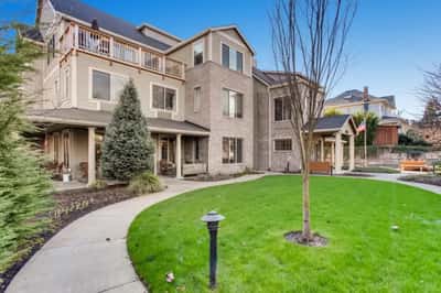Hawthorne Gardens, Portland, Oregon
