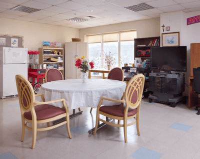 Common area with round table and chairs