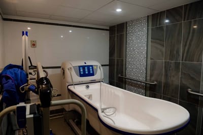 Accessible bathing area in a modern bathroom