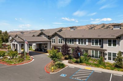 Exterior view of Oakmont of Silver Creek with landscaped garden