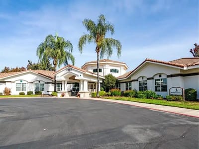 Exterior view of Westmont of Brentwood facility