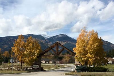 Entrance to Kootenai Creek Village with autumn trees