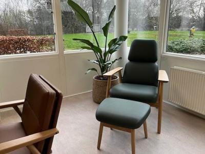 Verdishave, retirement home in Copenhagen, DK — Relaxing lounge area with modern chairs and plants