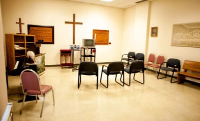 Interior view of a common area with chairs and decoration