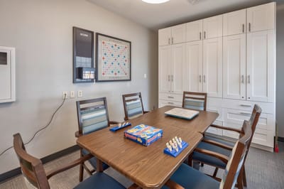 Common room with a table and chairs