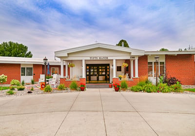 The exterior entrance of Tufte Manor with landscaped garden